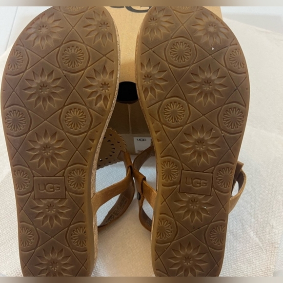 Ugg Women’s “Ayden II” Almond Sandals Size 9 - Picture 5 of 10